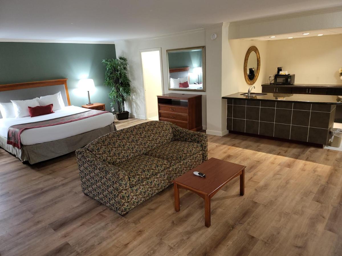 Ramada by Wyndham Houston Intercontinental Airport East - Housity