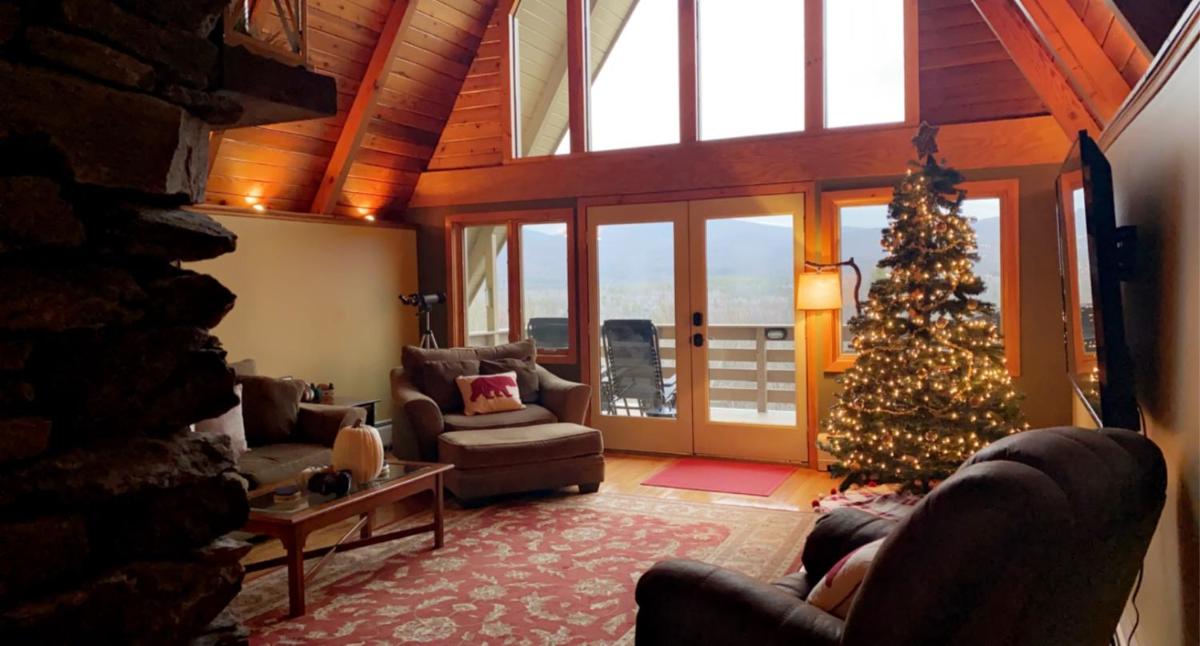 90 acre Indescribable Mountain View Getaway! Hot Tub - Pool Table - Fire Pit - Games! - Housity