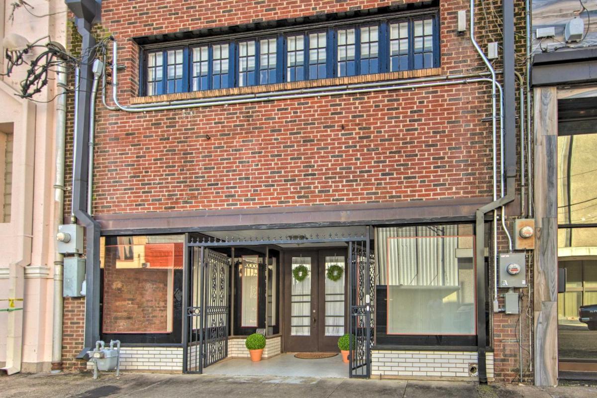 Updated Apartment in Historic Dtwn Marshall! - Housity