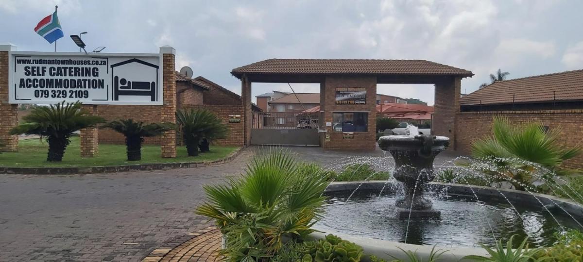 Rudman Townhouses Self-catering Accommodation - Housity