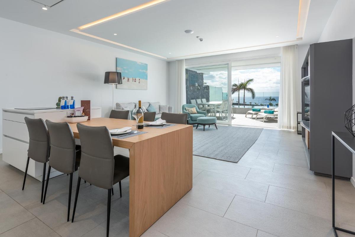 Una cocina o zona de cocina en Royal Hideaway Corales Suites