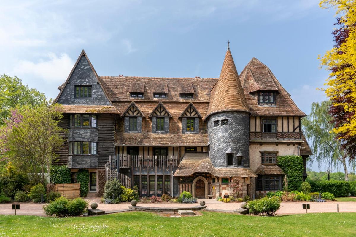 une vieille maison avec une grande tourelle dans l'établissement Les Jardins de Coppélia, à Pennedepie