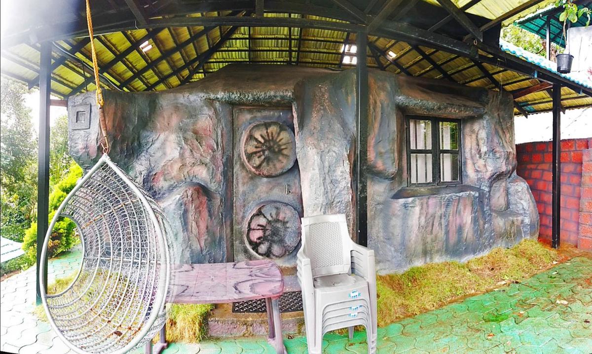 STAYMAKER Tranquil Caves And Resort - Housity