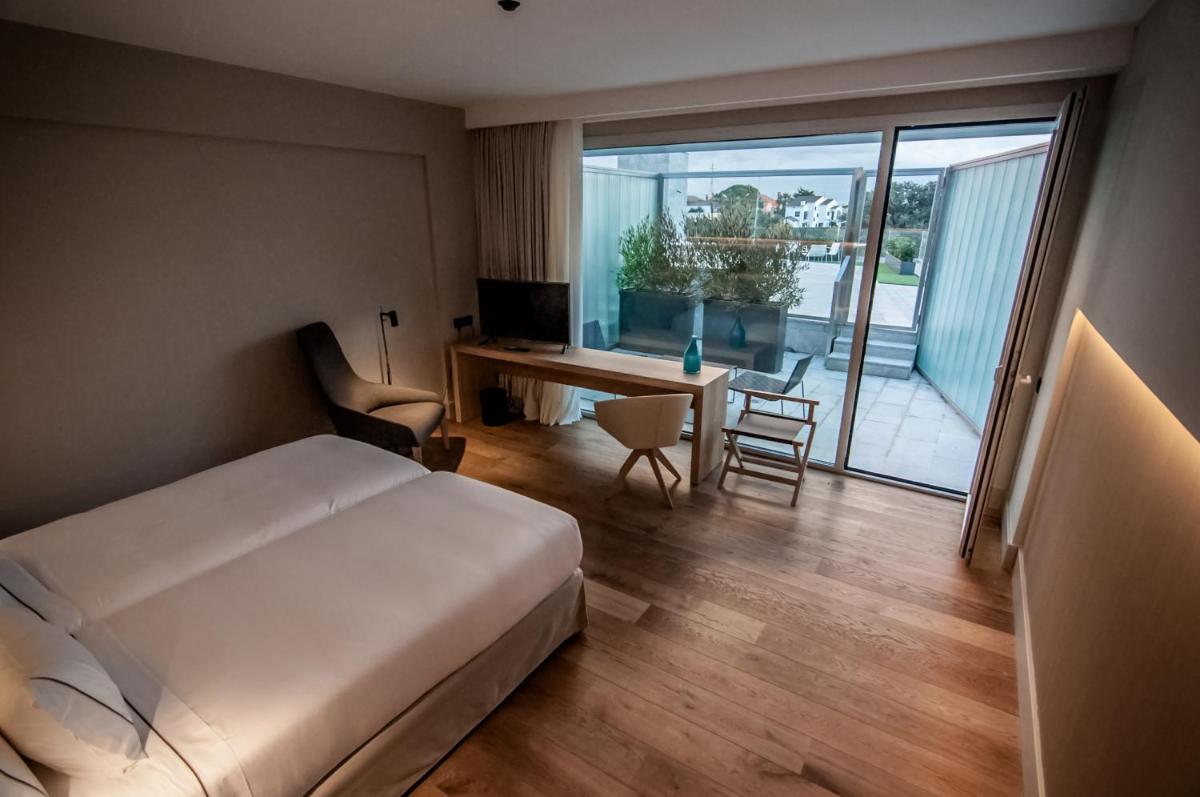 Una televisión o centro de entretenimiento en Hotel Sorli Emocions