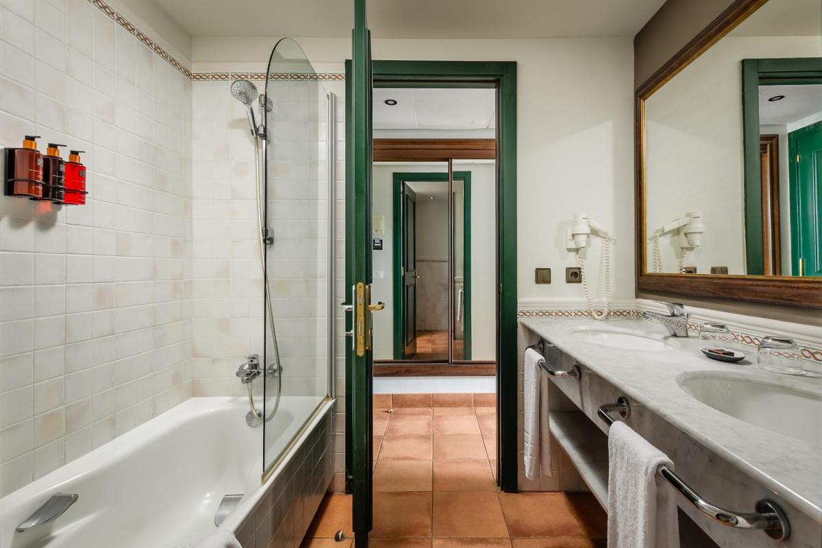 Un baño de Hotel TorreMirona Golf & Spa