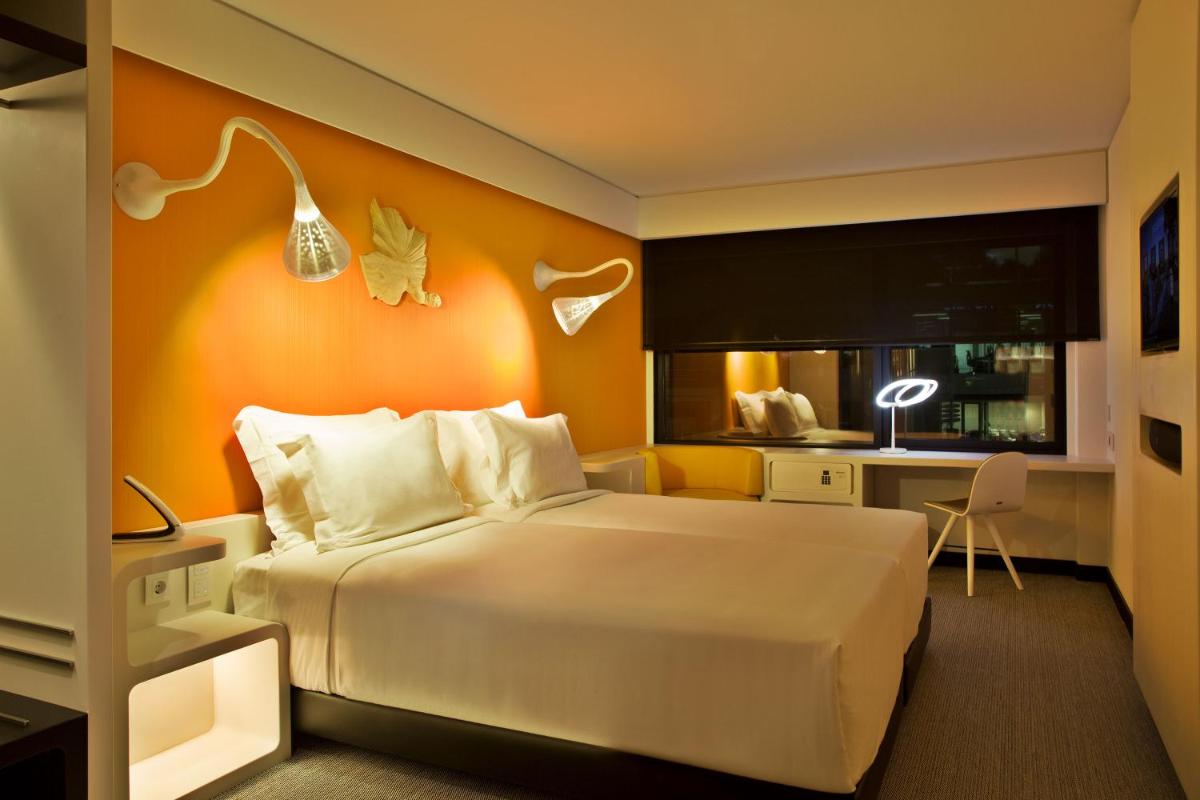 Uma cama ou camas num quarto em EVOLUTION Lisboa Hotel
