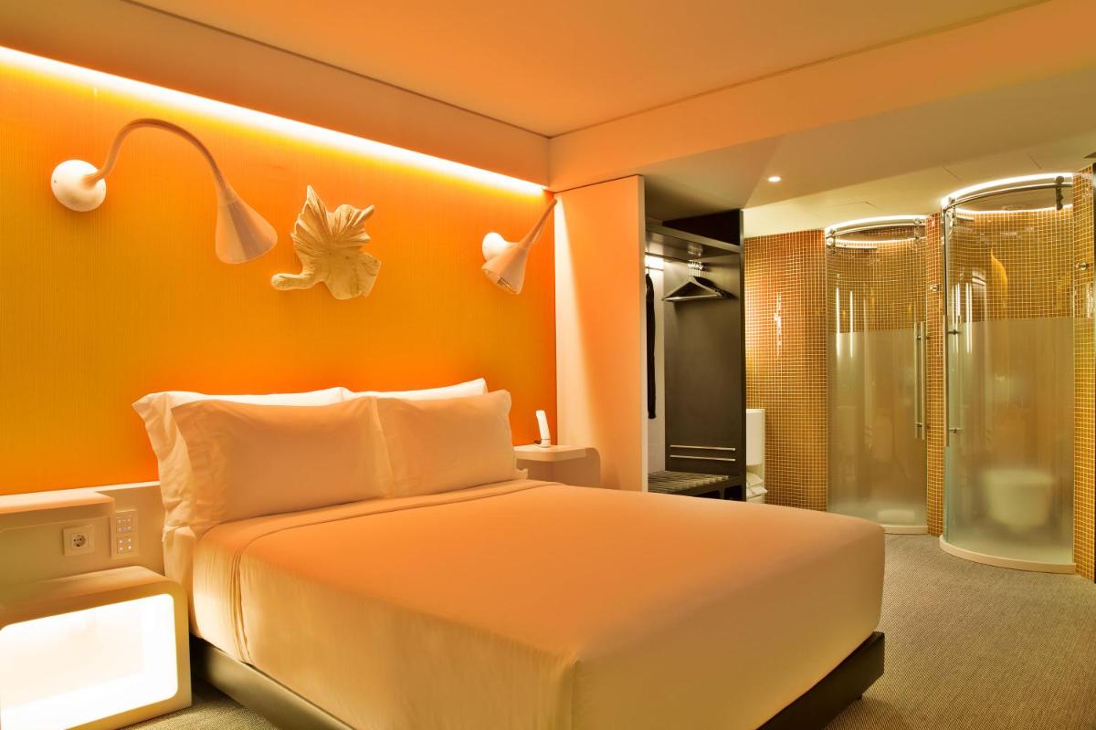 Uma cama ou camas num quarto em EVOLUTION Lisboa Hotel