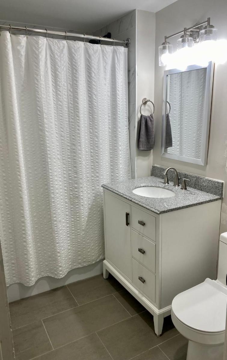 Lincoln Park Aparment with Backyard! - Housity