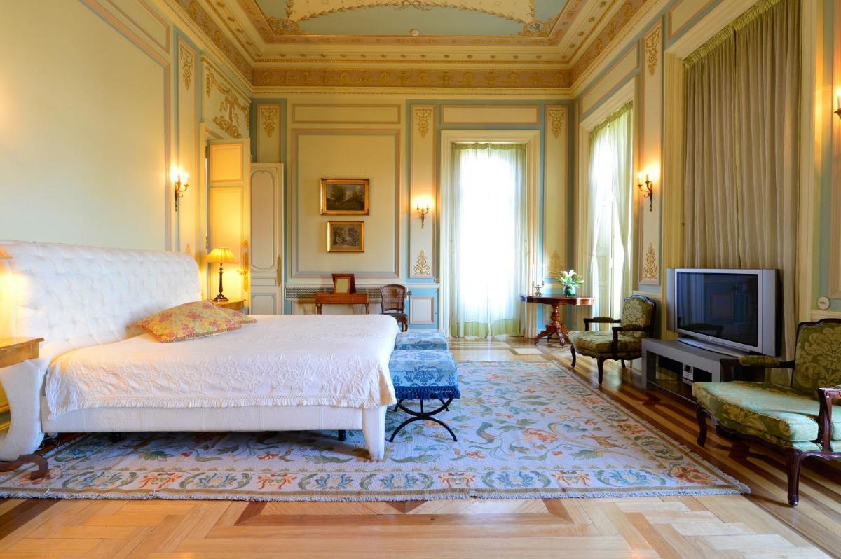 Uma televisão e/ou sistema de entretenimento em Pestana Palace Lisboa Hotel & National Monument - The Leading Hotels of the World