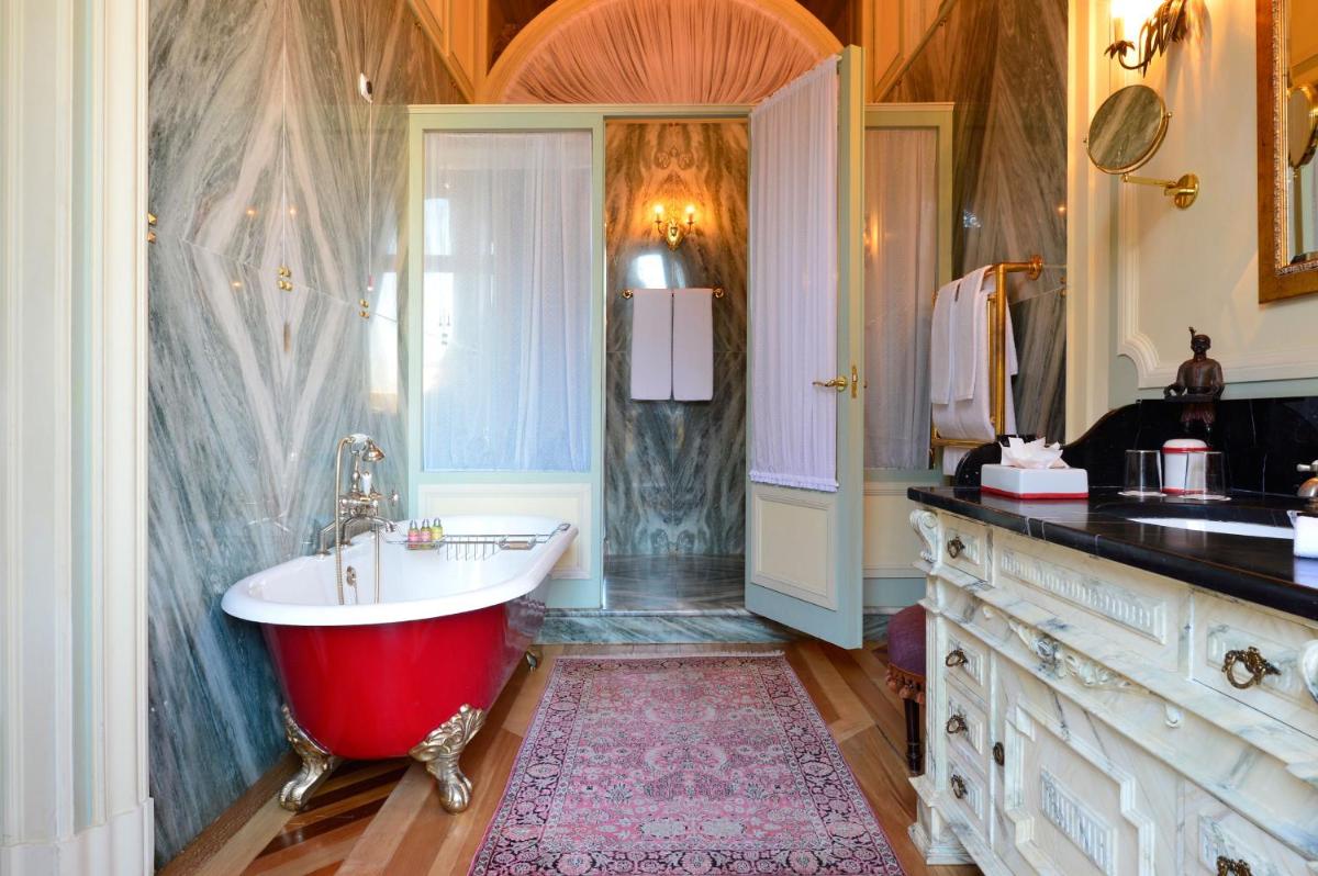 Uma casa de banho em Pestana Palace Lisboa Hotel & National Monument - The Leading Hotels of the World