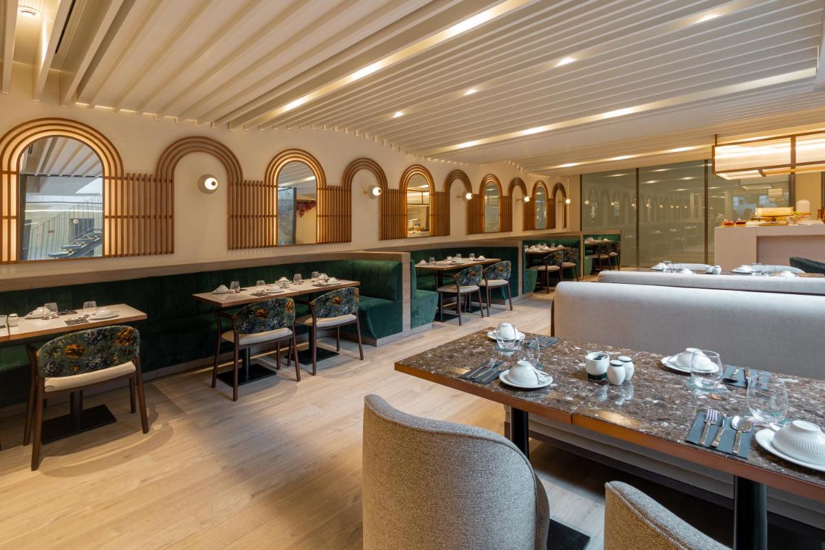 Um restaurante ou outro lugar para comer em LUSTER Hotel