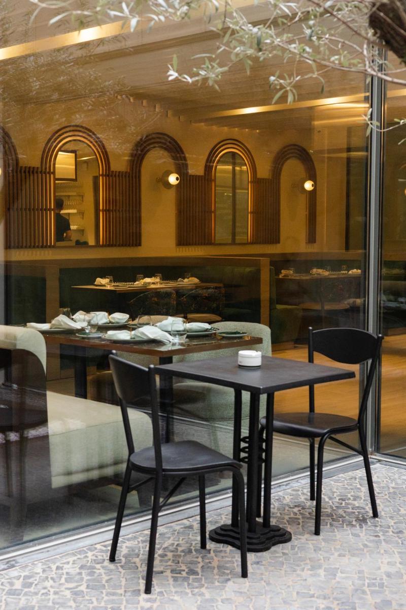 Uma área de estar em LUSTER Hotel