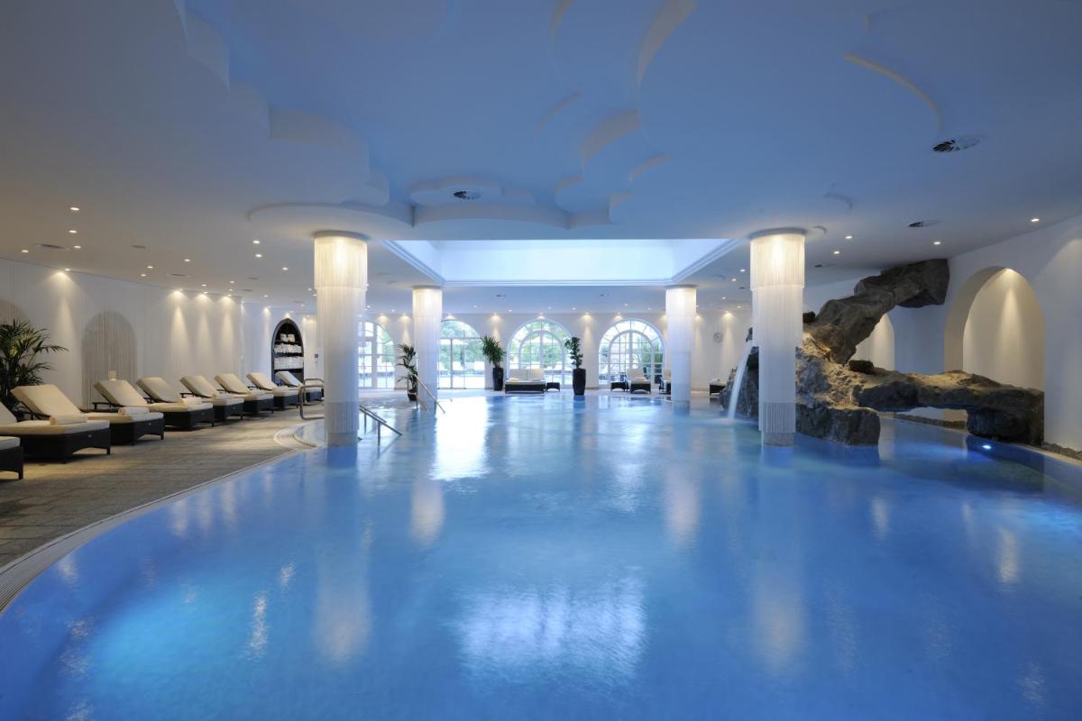 Der Swimmingpool an oder in der Nähe von Hotel Gut Ising