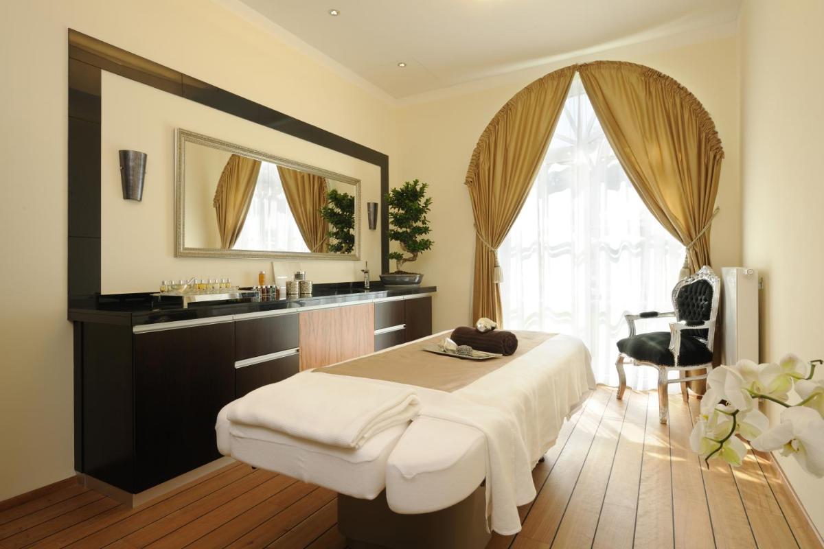 Ein Bett oder Betten in einem Zimmer der Unterkunft Hotel Gut Ising