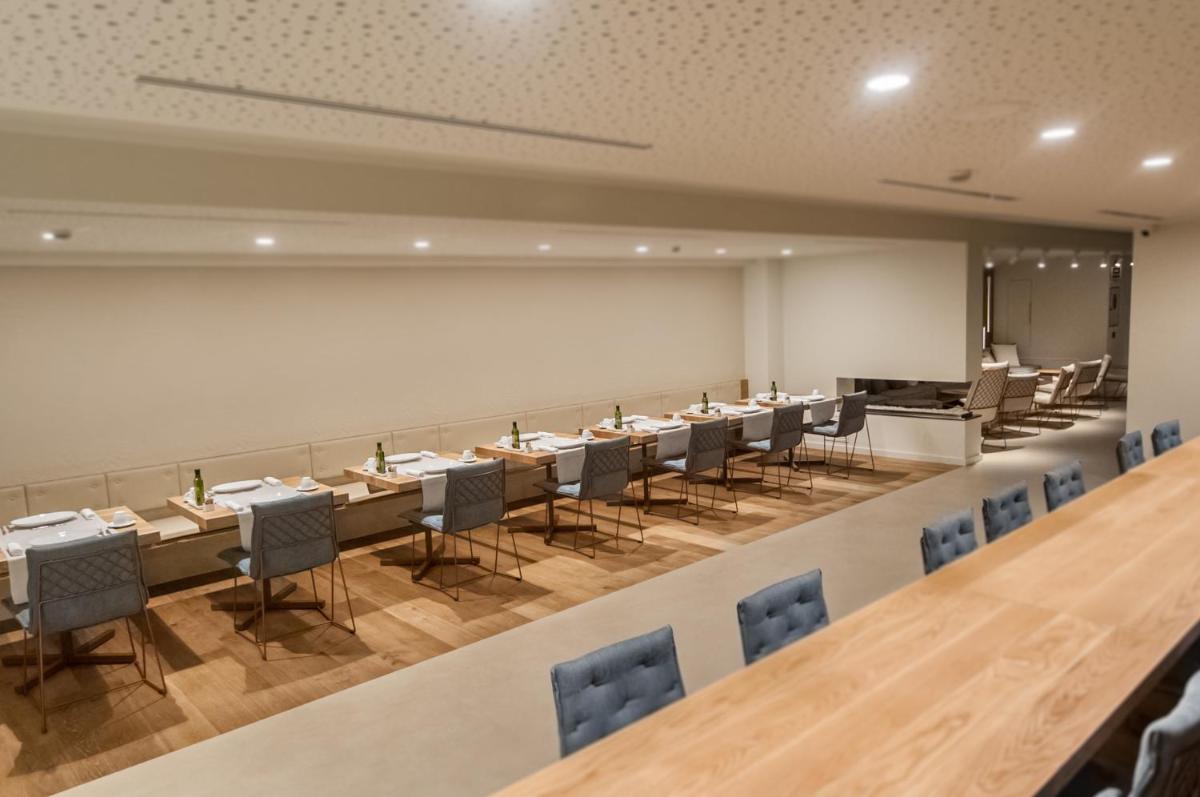 una sala de conferencias con largas mesas y sillas en Hotel Sorli Emocions, en Vilassar de Dalt 88 fotos más