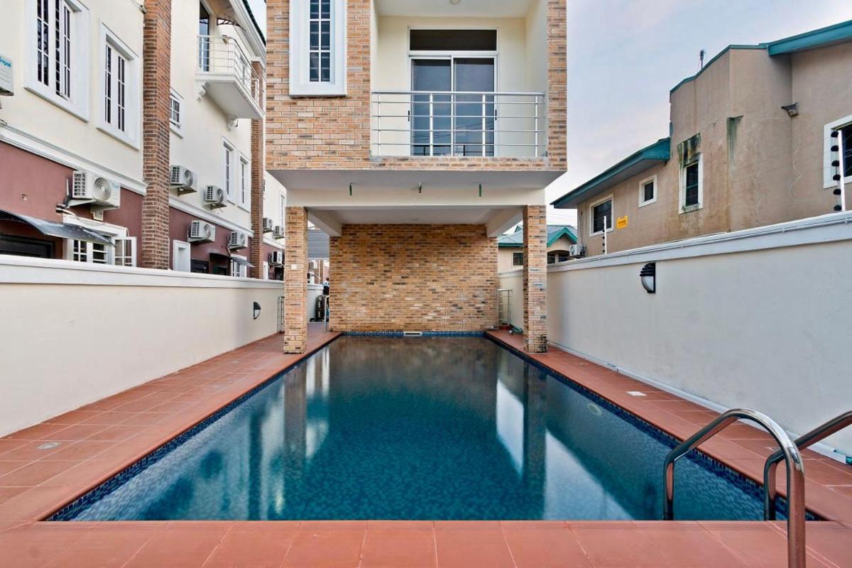 Sophisticated 4-Bedroom Condo in VI - Housity