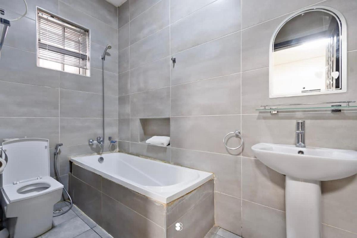 Sophisticated 4-Bedroom Condo in VI - Housity