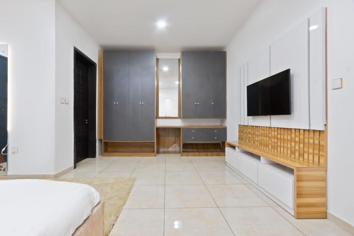 Sophisticated 4-Bedroom Condo in VI - Housity