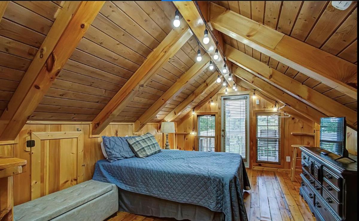 Cozy cabin with mountain views and easy access to all attractions - Housity