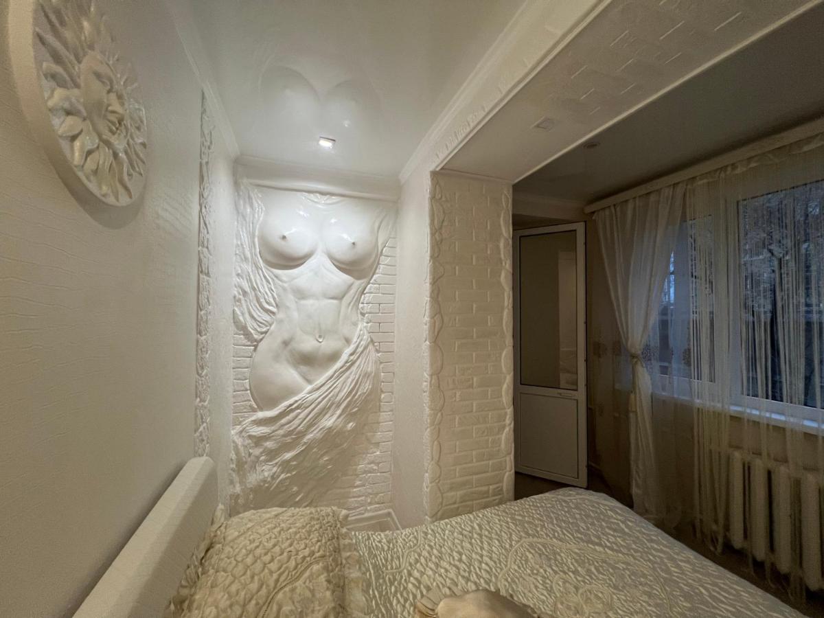 Warm Silver Apartment Miron Costin 11/2 - Housity