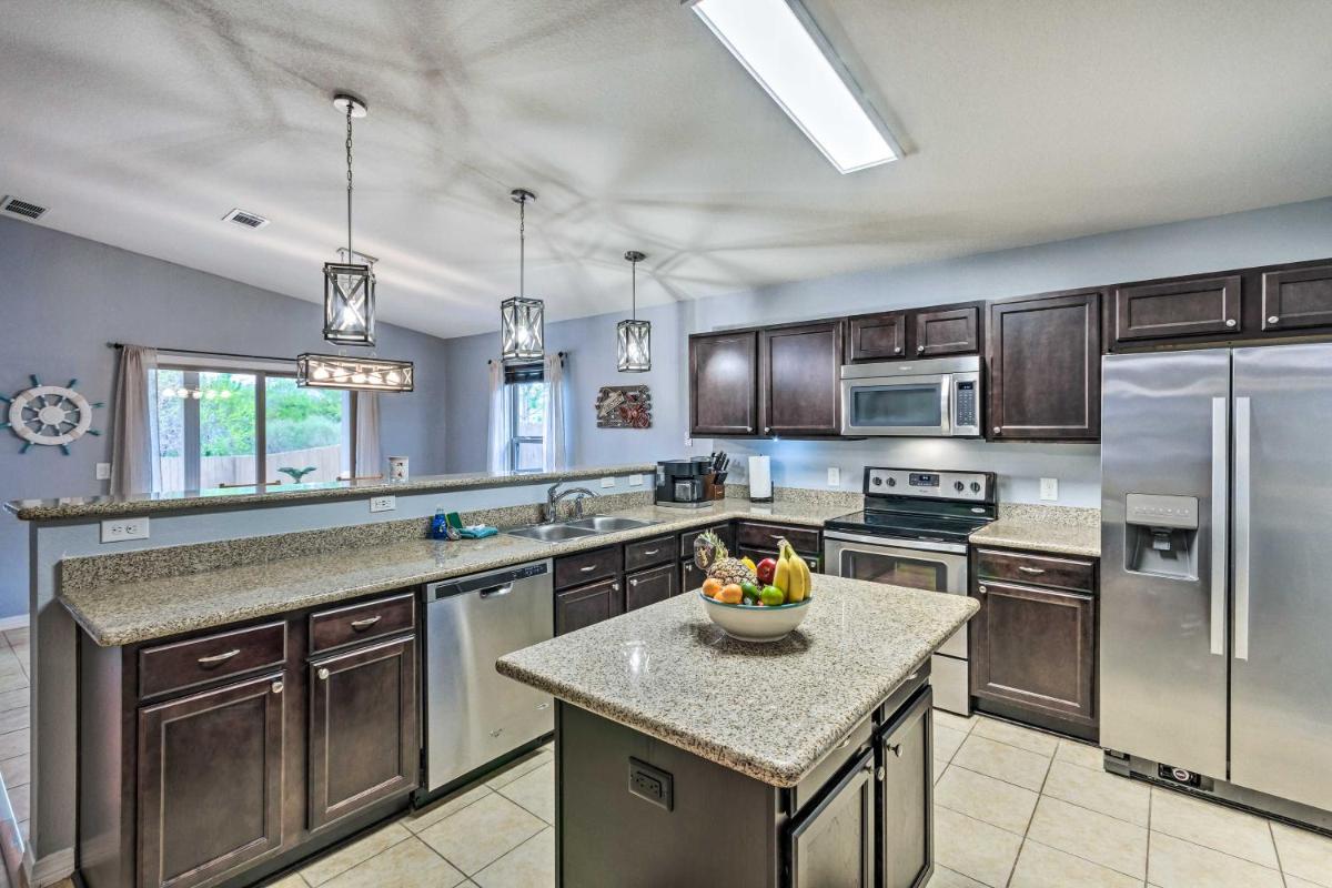 Spacious Navarre Retreat w/ Fenced-In Yard! - Housity