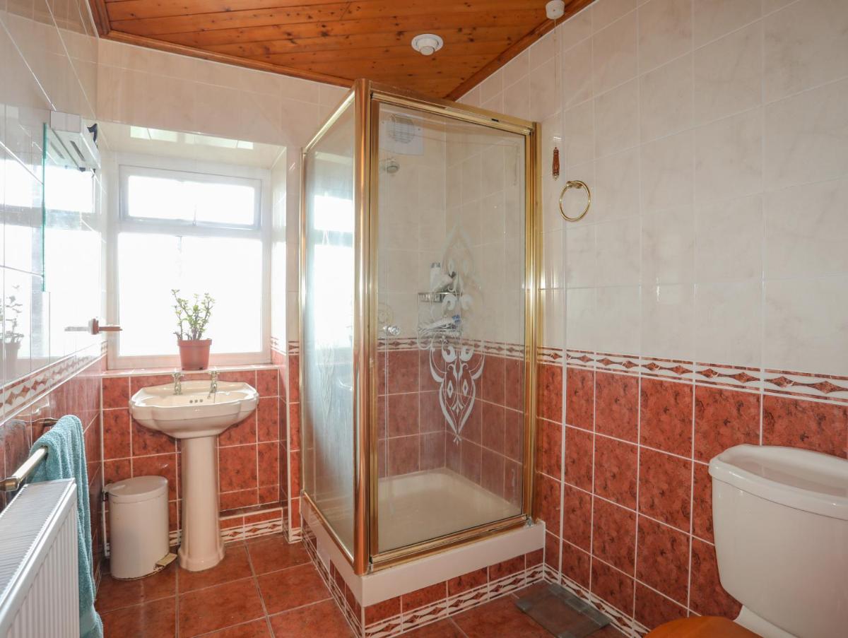 Hillside Apartment - Housity