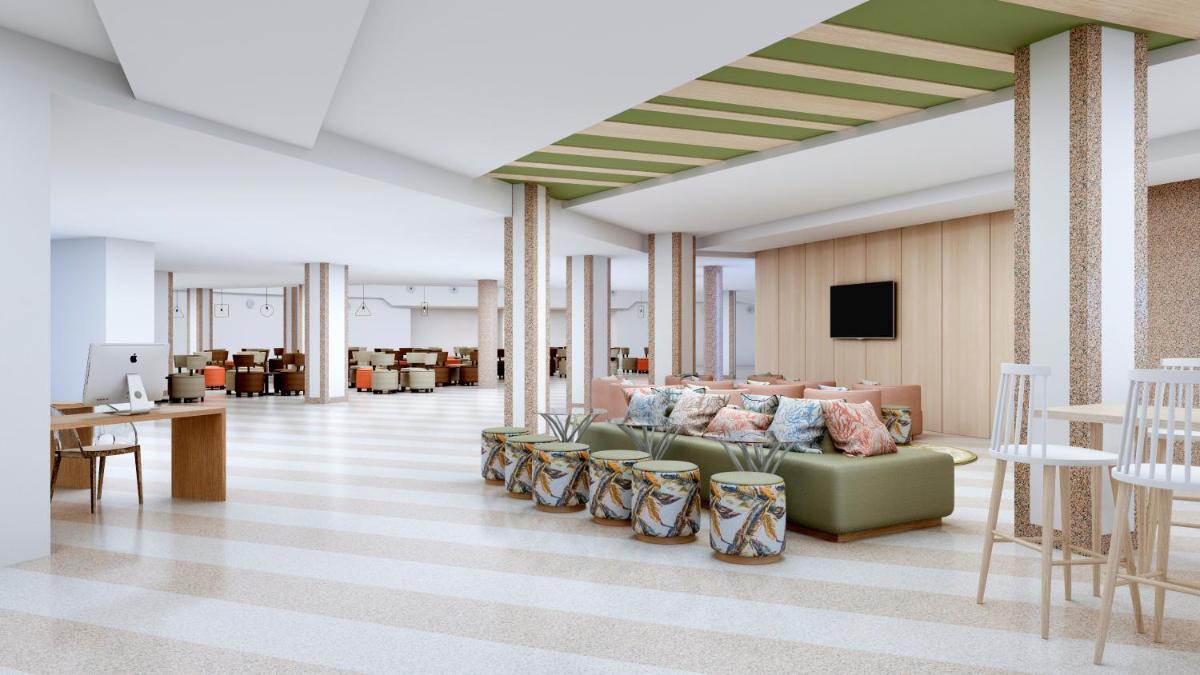 un vestíbulo con un sofá verde, mesas y sillas en Gara Suites Golf & Spa, en Playa de las Américas
