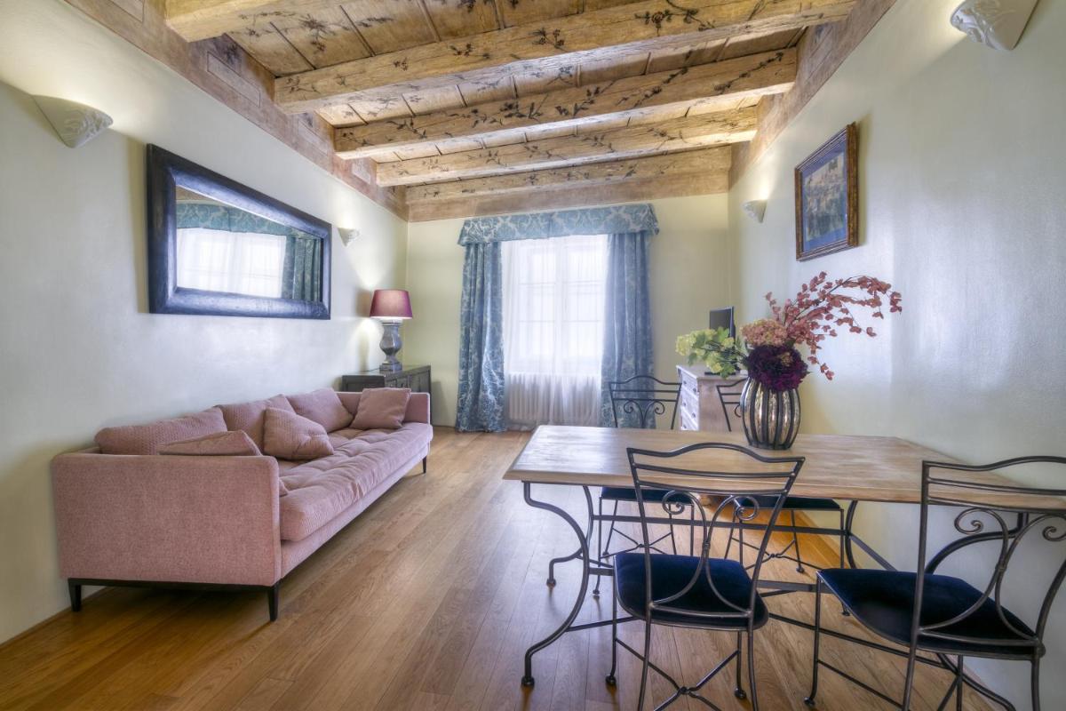 Black Star Suites - Housity