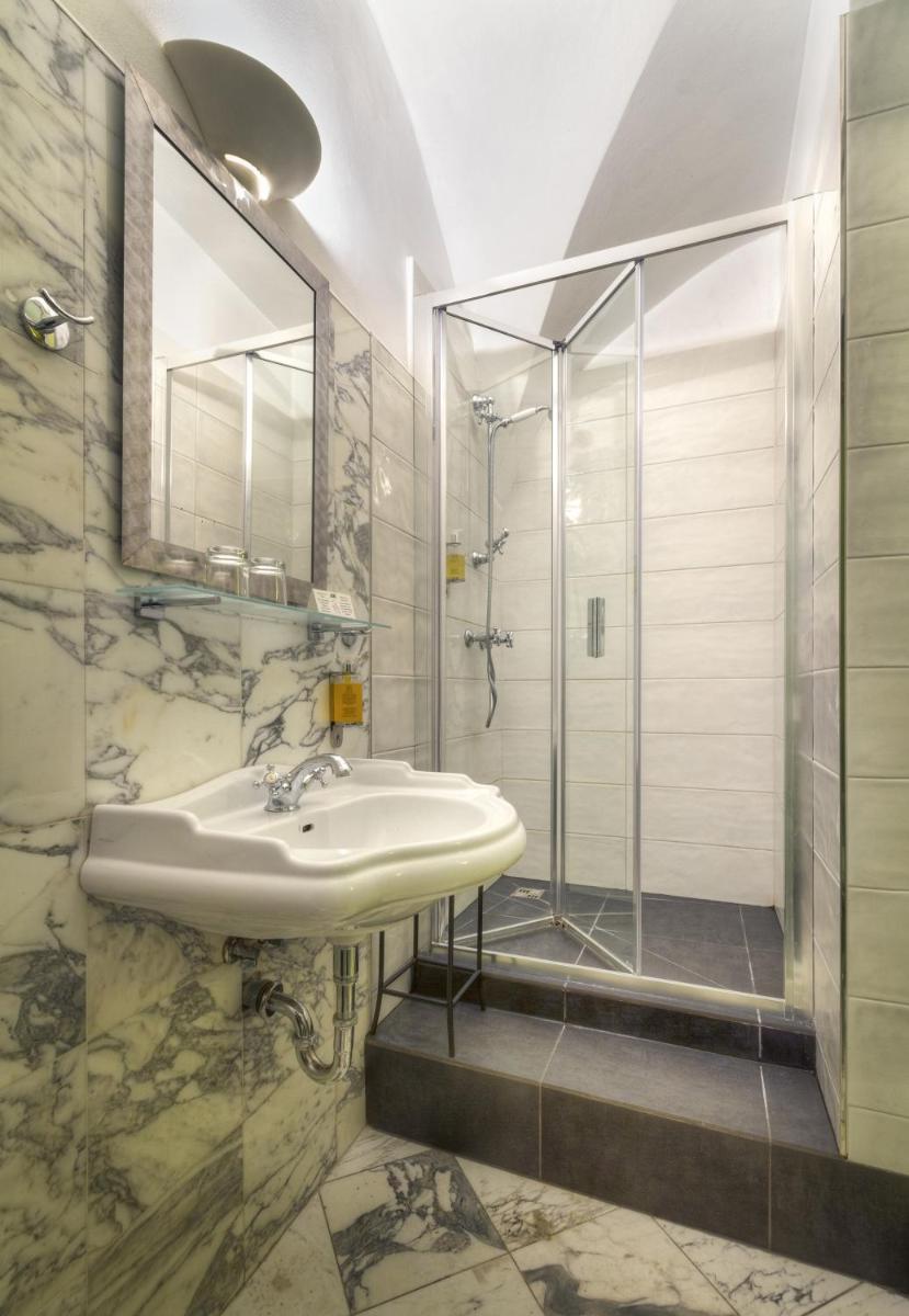 Black Star Suites - Housity