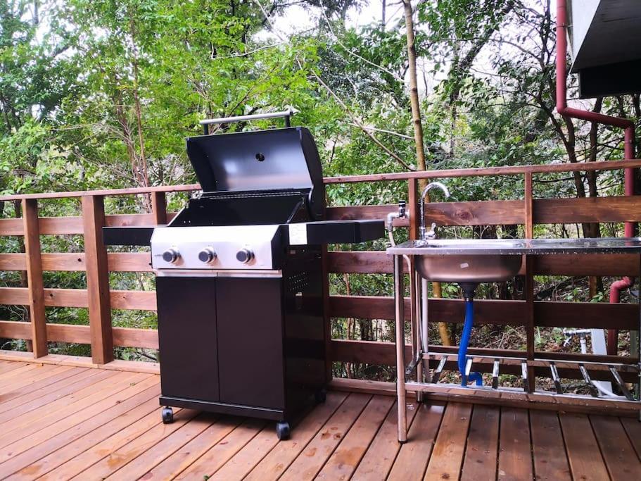 ■ウッドテラスでBBQ＆源泉掛け流し温泉付きの一棟貸切の貸別荘■伊豆(熱川)を遊びつくそう - Housity