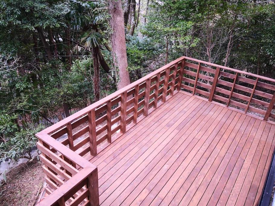 ■ウッドテラスでBBQ＆源泉掛け流し温泉付きの一棟貸切の貸別荘■伊豆(熱川)を遊びつくそう - Housity