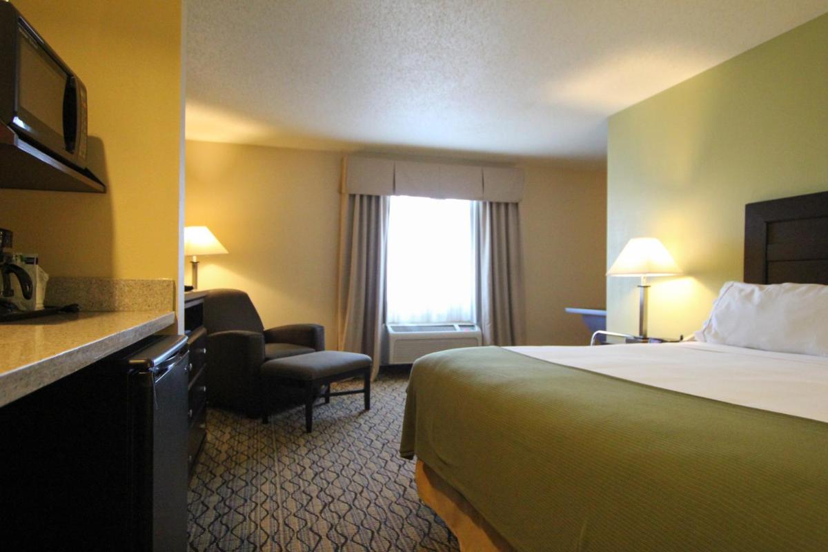 Holiday Inn Express & Suites Chicago-Libertyville, an IHG Hotel - Housity