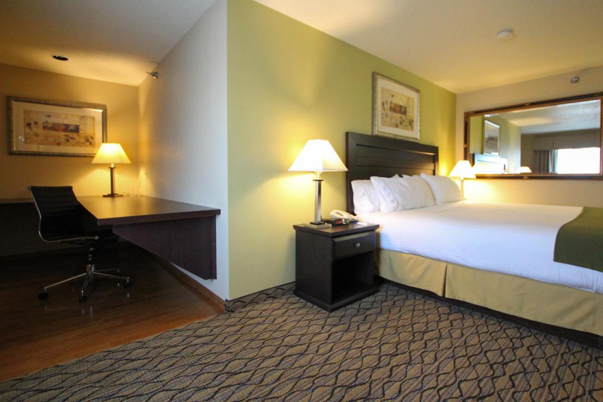 Holiday Inn Express & Suites Chicago-Libertyville, an IHG Hotel - Housity