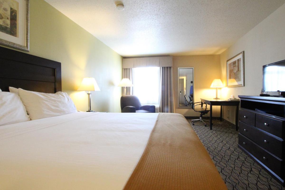 Holiday Inn Express & Suites Chicago-Libertyville, an IHG Hotel - Housity