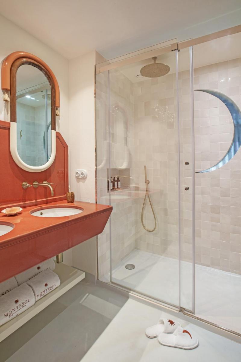 Un baño con dos lavabos y una ducha. en Montesol Experimental Ibiza, en Ibiza