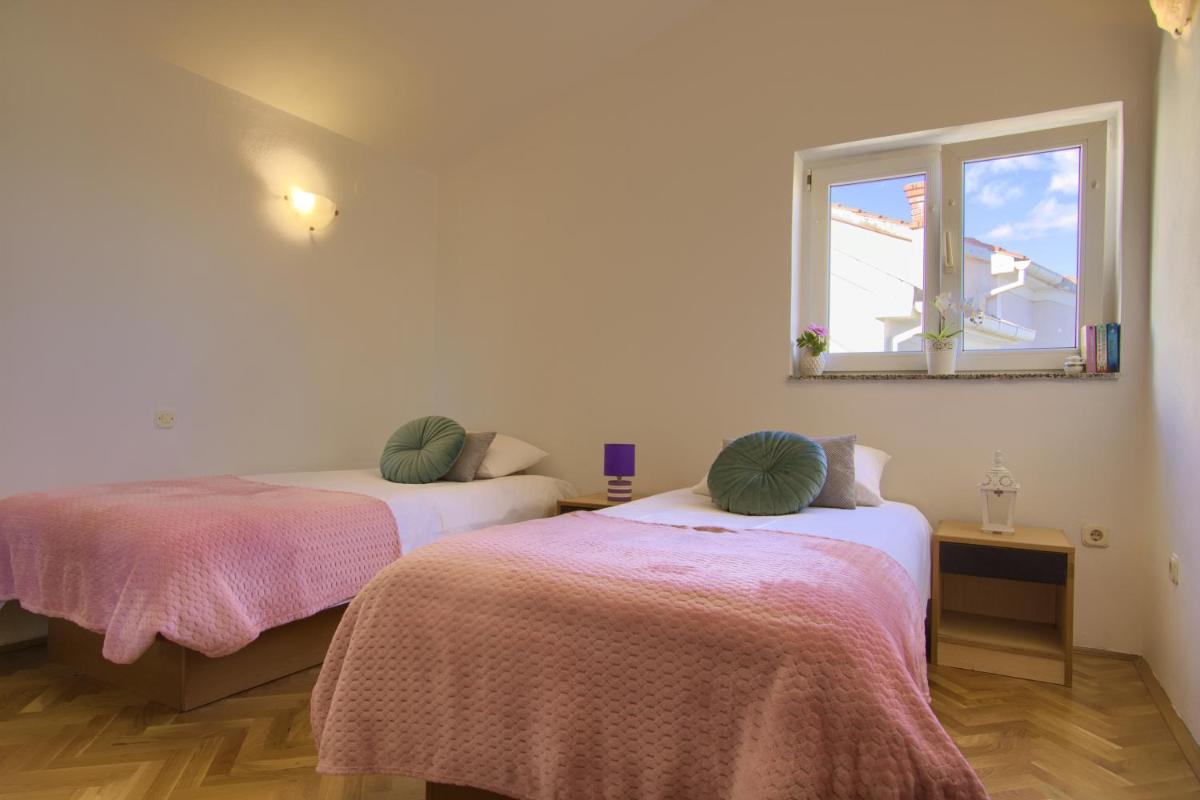 Beachfront Summer Oasis Preko - Housity