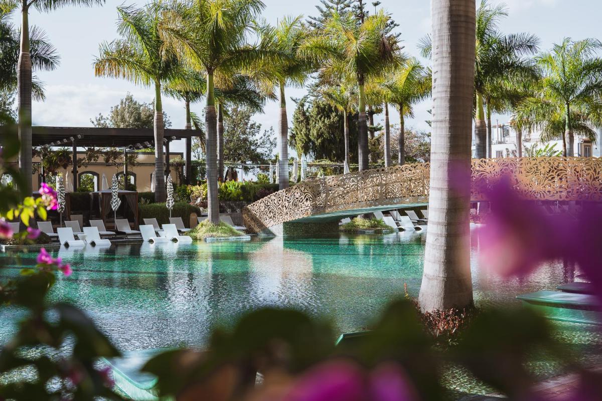 Um jardim no exterior de Savoy Palace - The Leading Hotels of the World - Savoy Signature