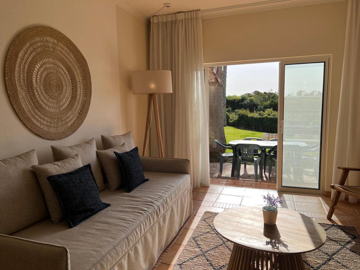 uma sala de estar com um sofá e uma mesa em Pestana Palm Gardens em Carvoeiro