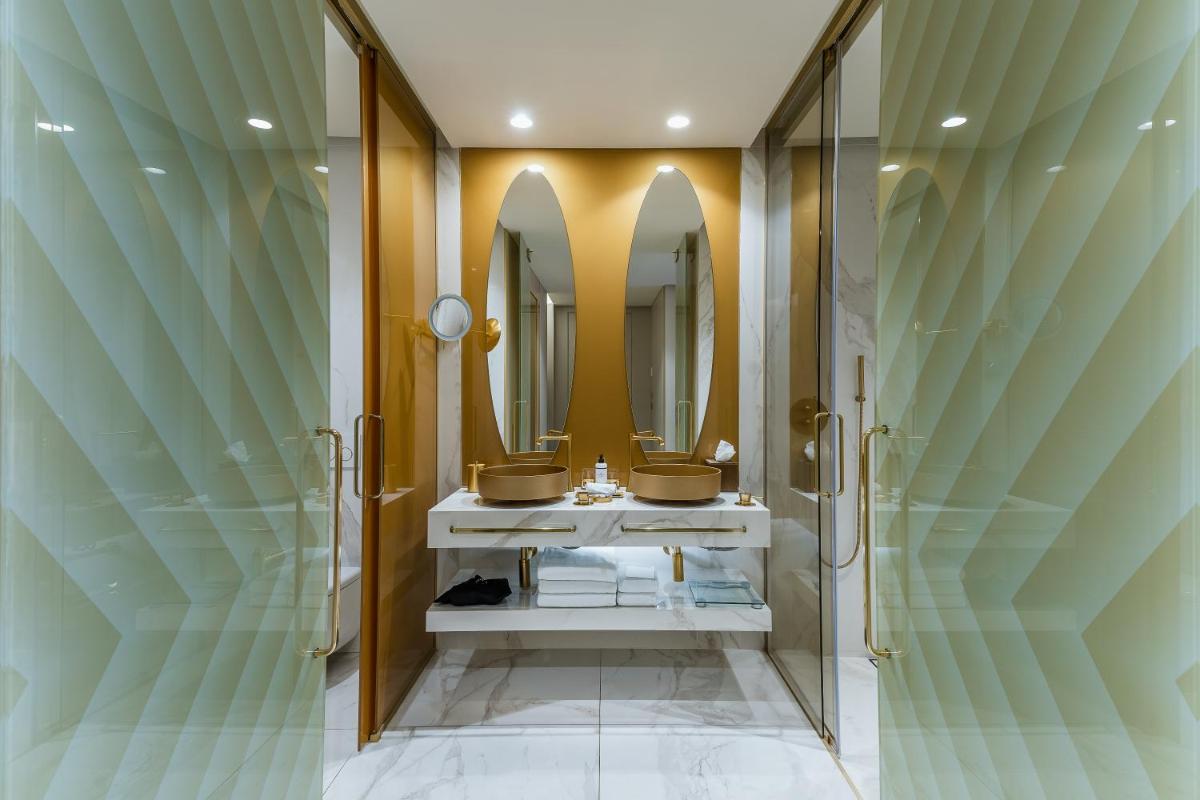 Uma casa de banho em Savoy Palace - The Leading Hotels of the World - Savoy Signature