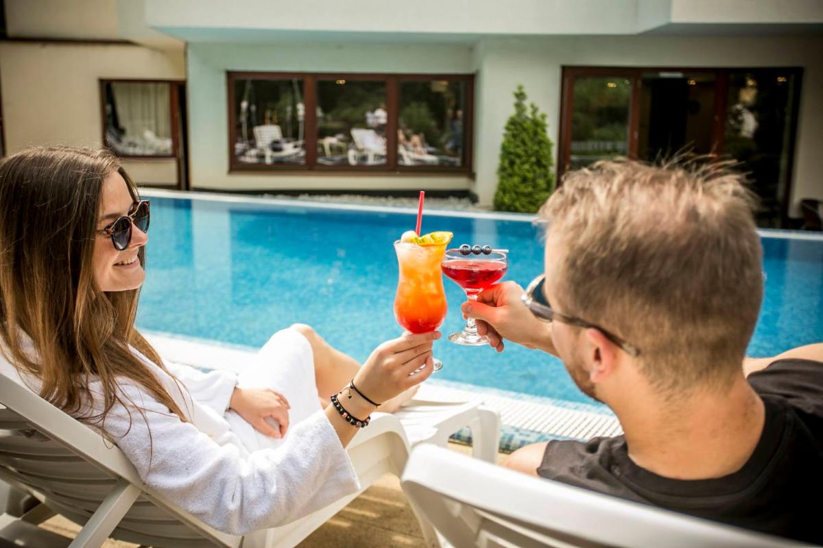 Bassiana Hotel es Etterem - Housity
