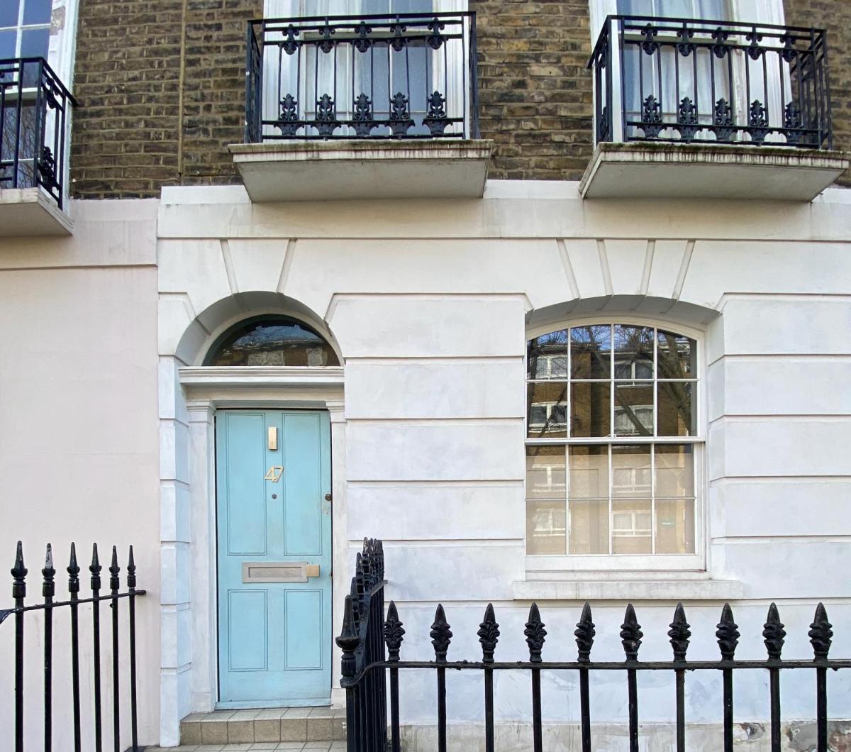 The blue door - Housity