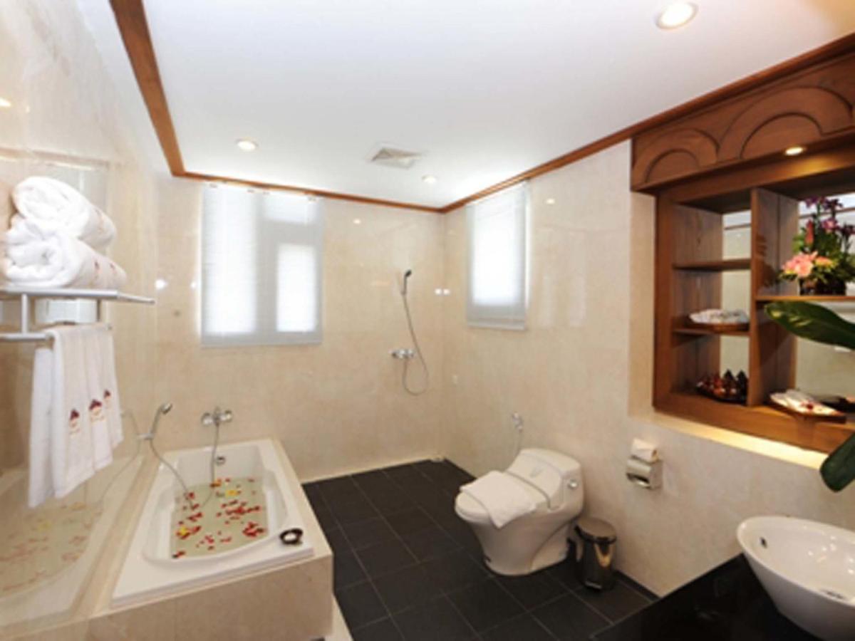 The Golden Lake Hotel - Housity