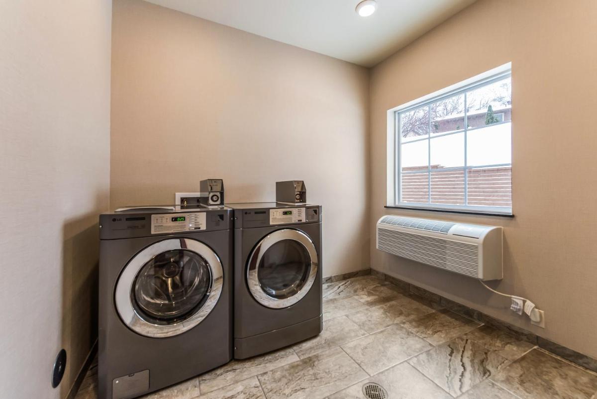 Cobblestone Hotel & Suites - Hutchinson - Housity