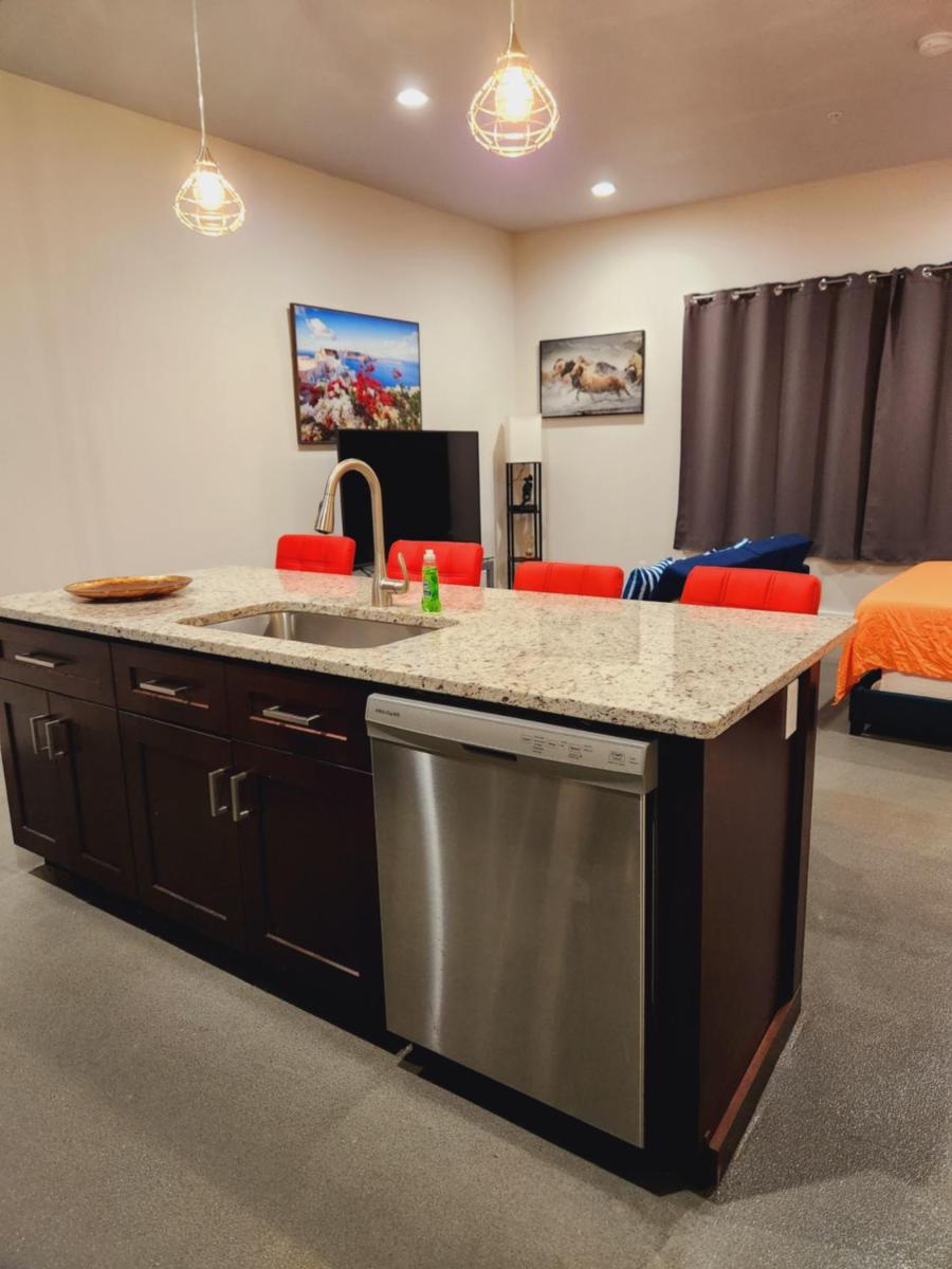 Modern studio, Heart of Riverside Sq. mins shops. - Housity