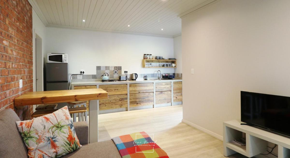 Lovely brand new flat near restaurants and beach with solar - free wifi and DSTV - Housity