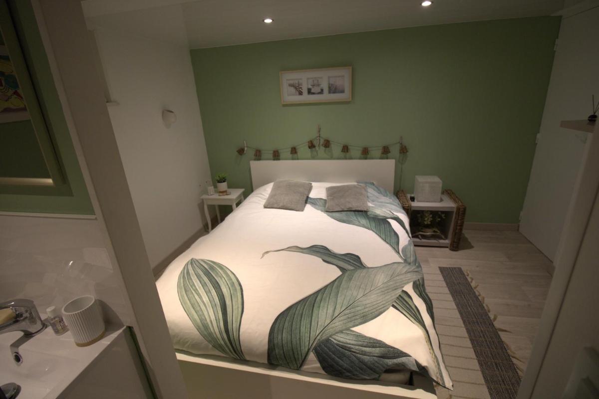 Chambre parentale avec salle de bain partagée, accès indépendant chez Olivia - Housity