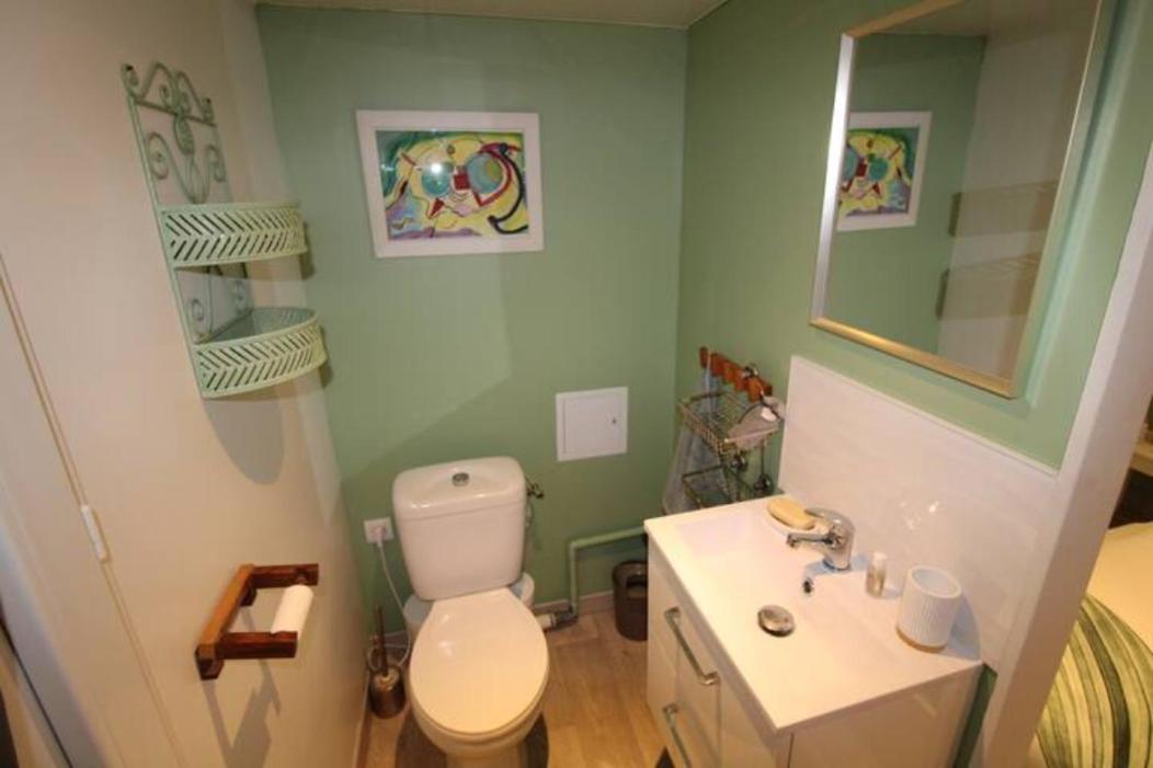 Chambre parentale avec salle de bain partagée, accès indépendant chez Olivia - Housity