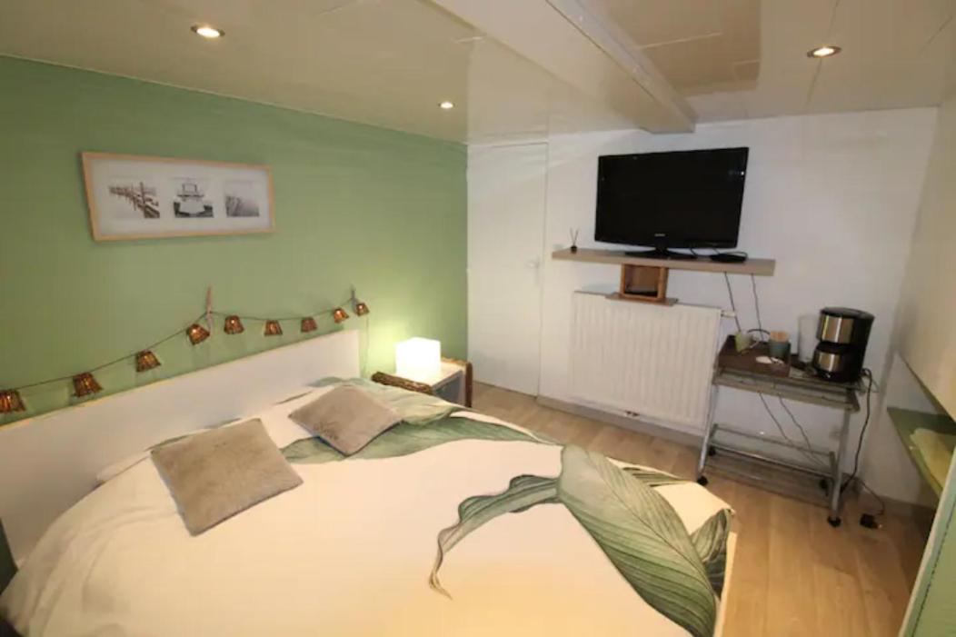 Chambre parentale avec salle de bain partagée, accès indépendant chez Olivia - Housity