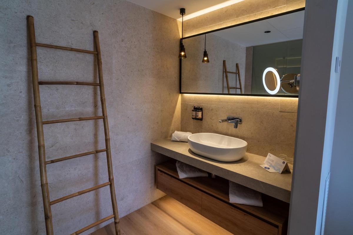Un baño de PortBlue Club Pollentia Resort & Spa
