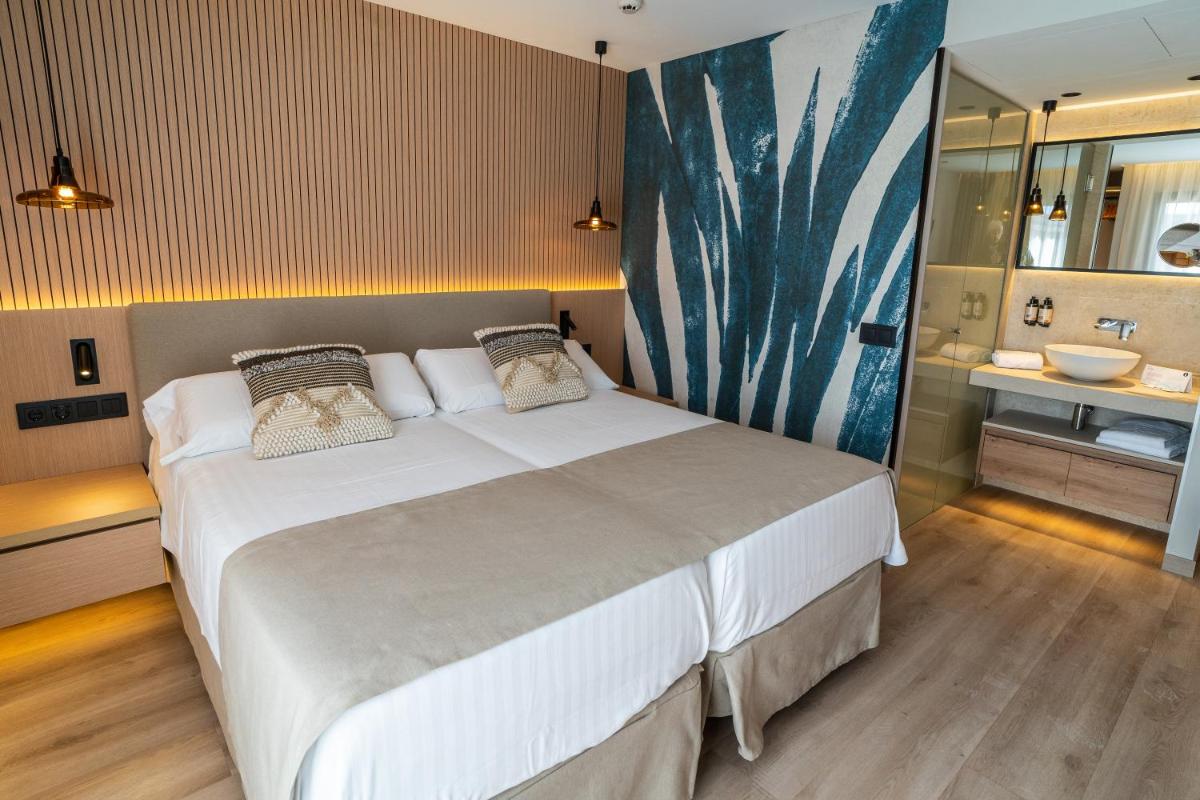 Cama o camas de una habitación en PortBlue Club Pollentia Resort & Spa
